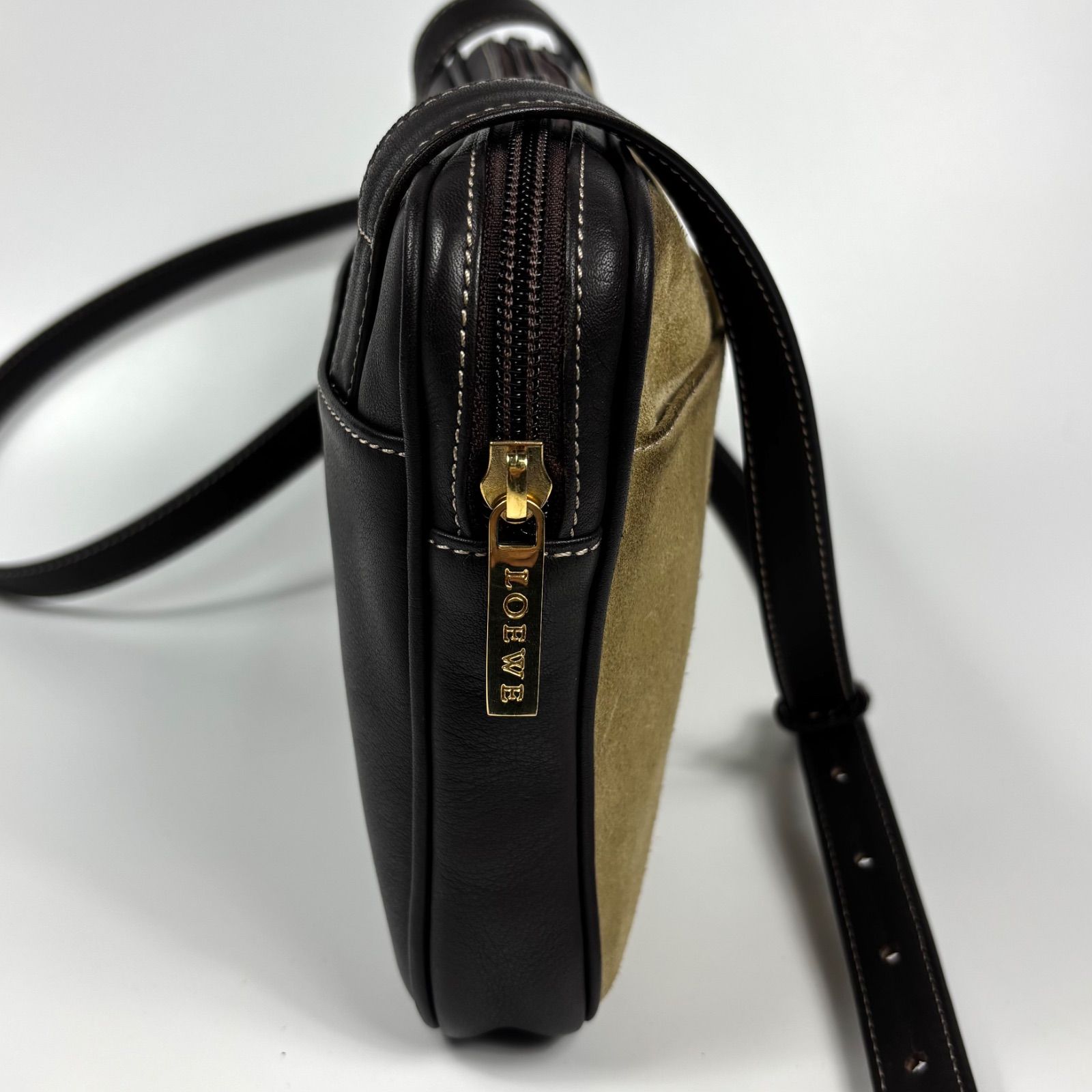 人気●ロエベ　ショルダーバッグ　アナグラム　ロゴ型押し　レザー　スエード　茶色 ロエベ LOEWE アナグラム ロゴ ショルダーバッグ ポシェット 斜め掛け