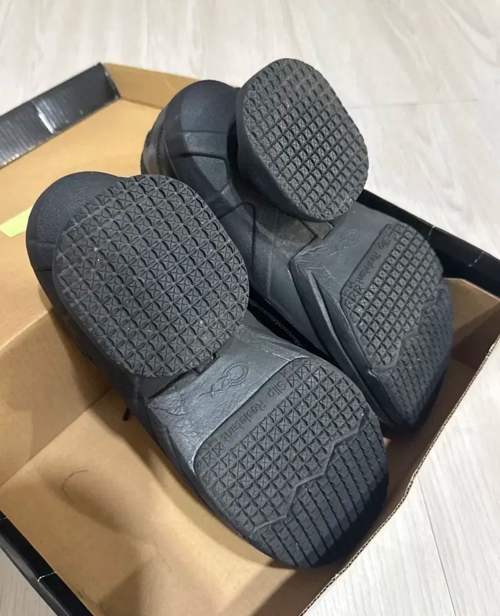 ジコ ZICO LEE LIBERTY IN OUR COSMOS 機能性 スニーカー