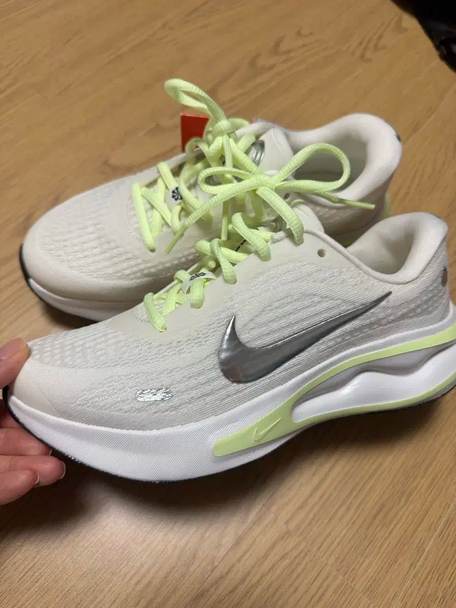 NIKE レディース ランニングシューズ ジャーニーラン 235