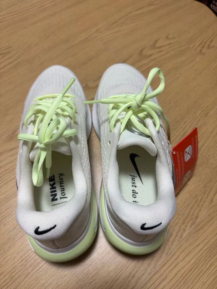 NIKE レディース ランニングシューズ ジャーニーラン 235