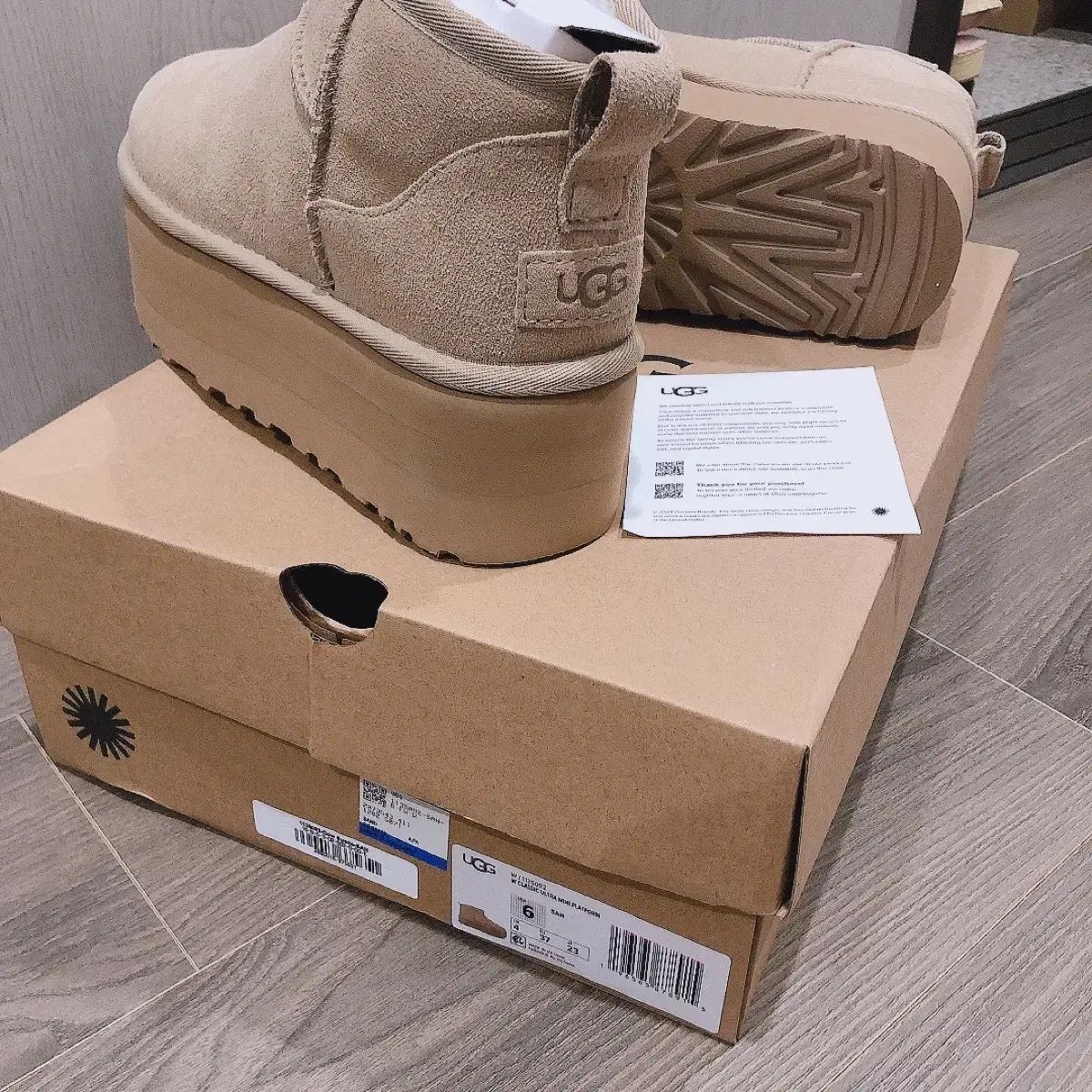 UGG アグ クラシック ウルトラミニ フラットフォーム ブーツ