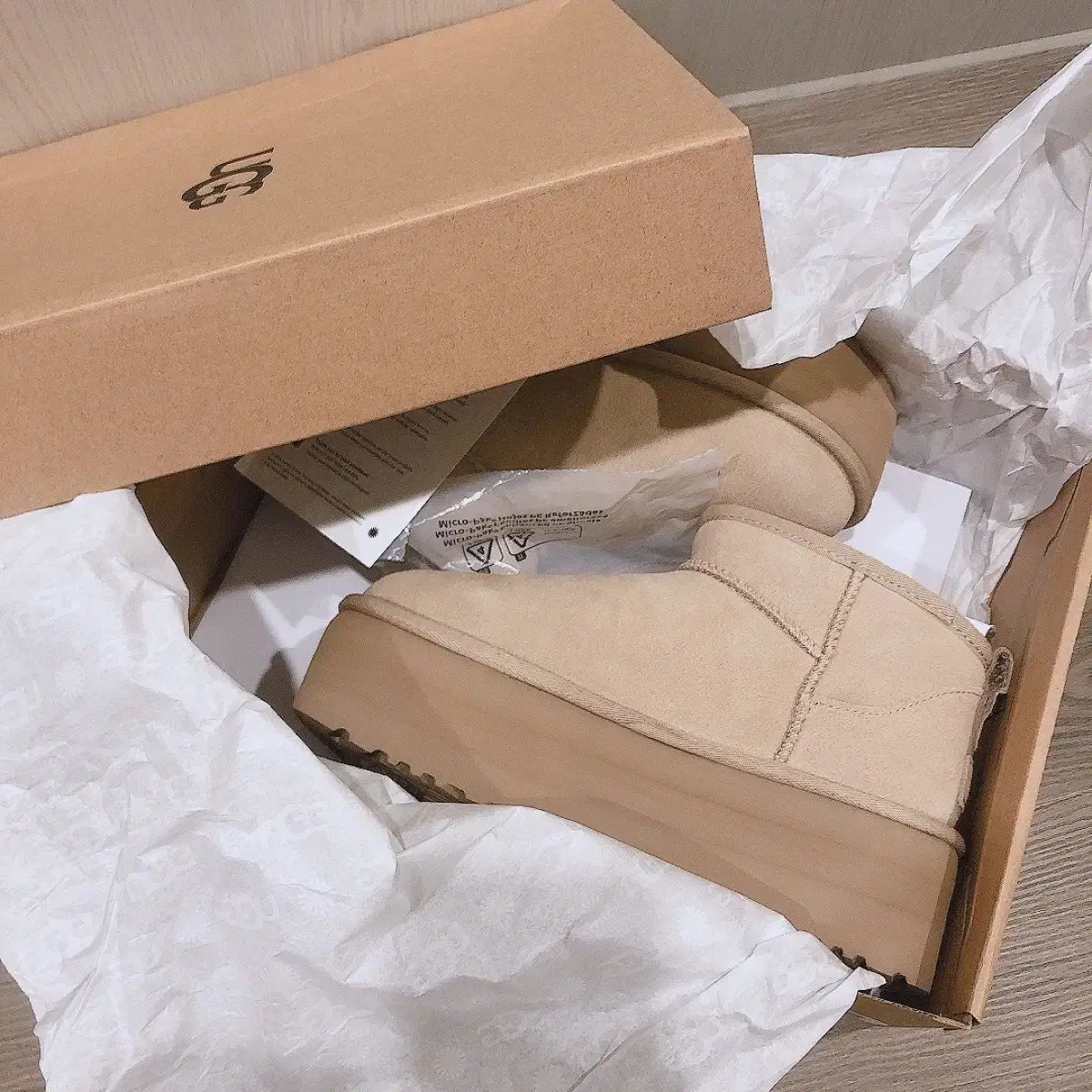 UGG アグ クラシック ウルトラミニ フラットフォーム ブーツ