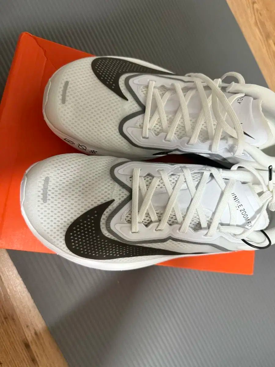 Web限定販売。 ナイキ ズームフライ6 280 白 スモークグレイ