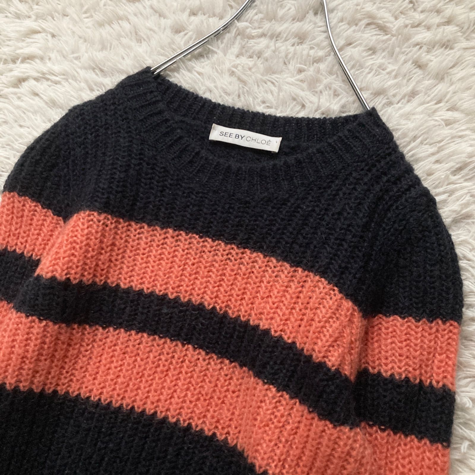 See By Chloé シーバイクロエ 上質モヘア混 ふわふわ 太ボーダー ニット セーター プルオーバー クルーネック レディース US 紺ネイビーオレンジ ロゴチャーム イタリア製 大人 カジュアルスタイル デート 通勤 デイリー