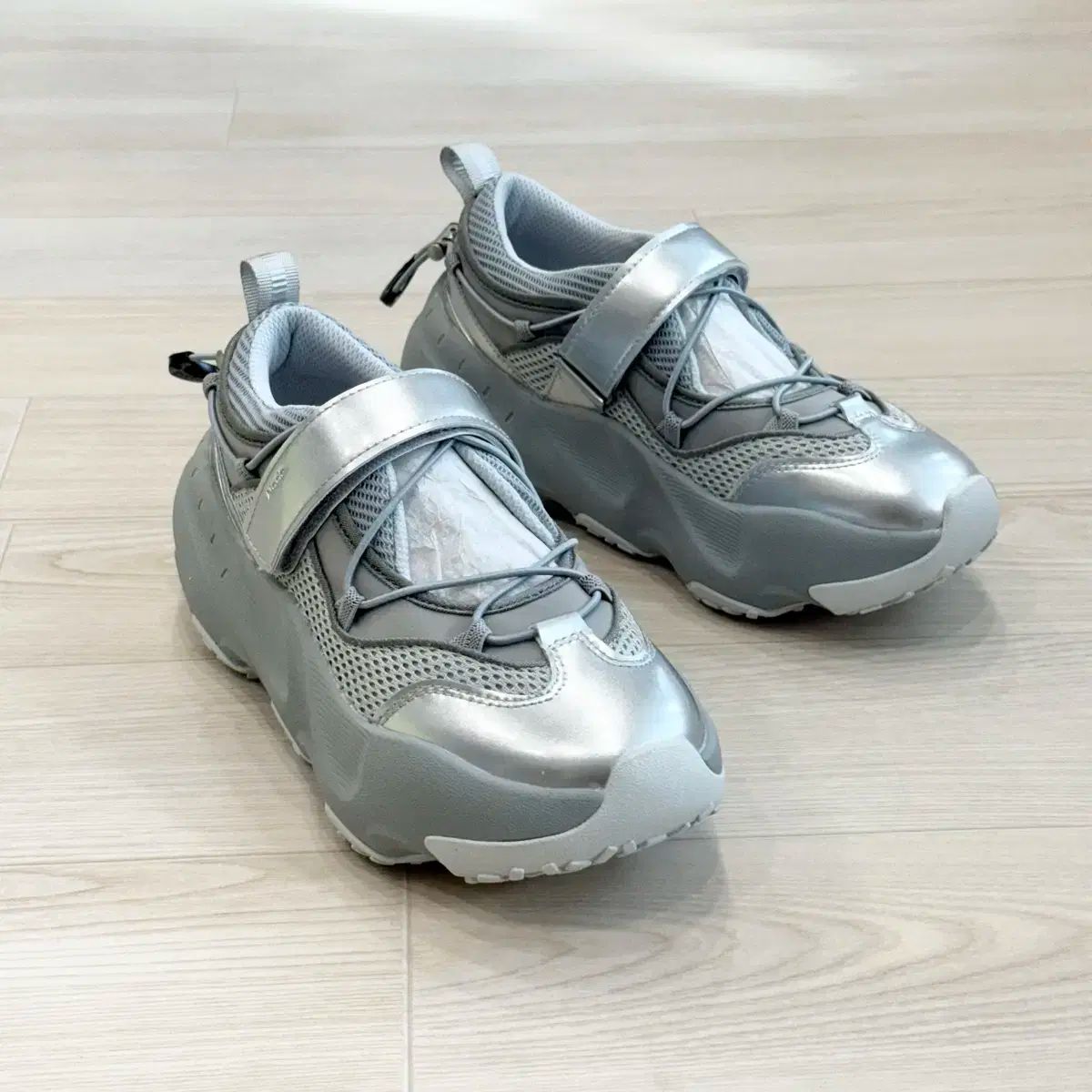 トラディショナル ウェザーウェア ブリン バックル スニーカー V 2 メリージェーン シルバー