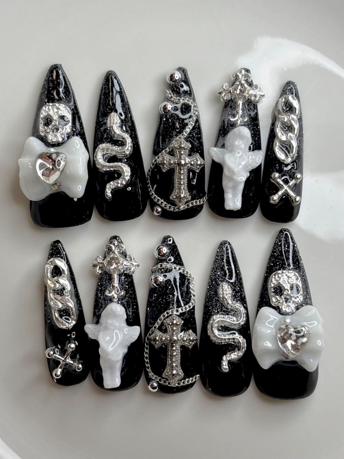 ネイルチップ　黒　ブラック　ロングポイント　地雷　サブカル　量産型　オーダー ネイルチップ 黒 ブラック ロングポイント 地雷 サブカル 量産型