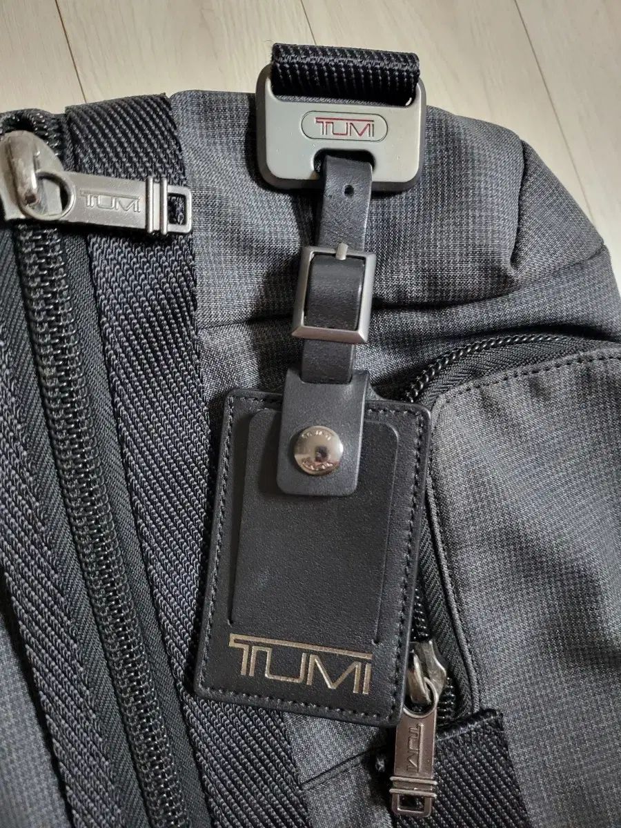 トゥミ アルファスポーツブラ スリングバック