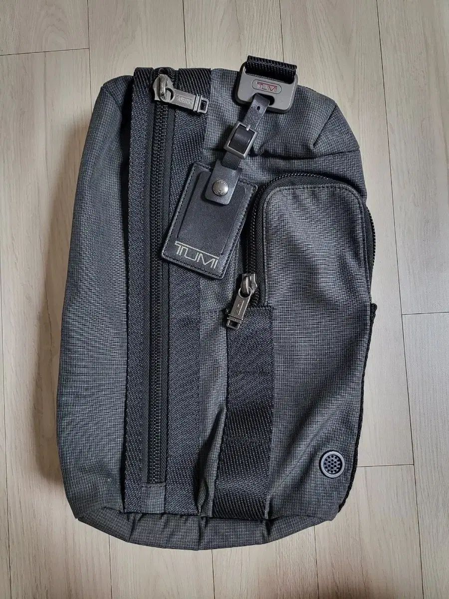 トゥミ アルファスポーツブラ スリングバック