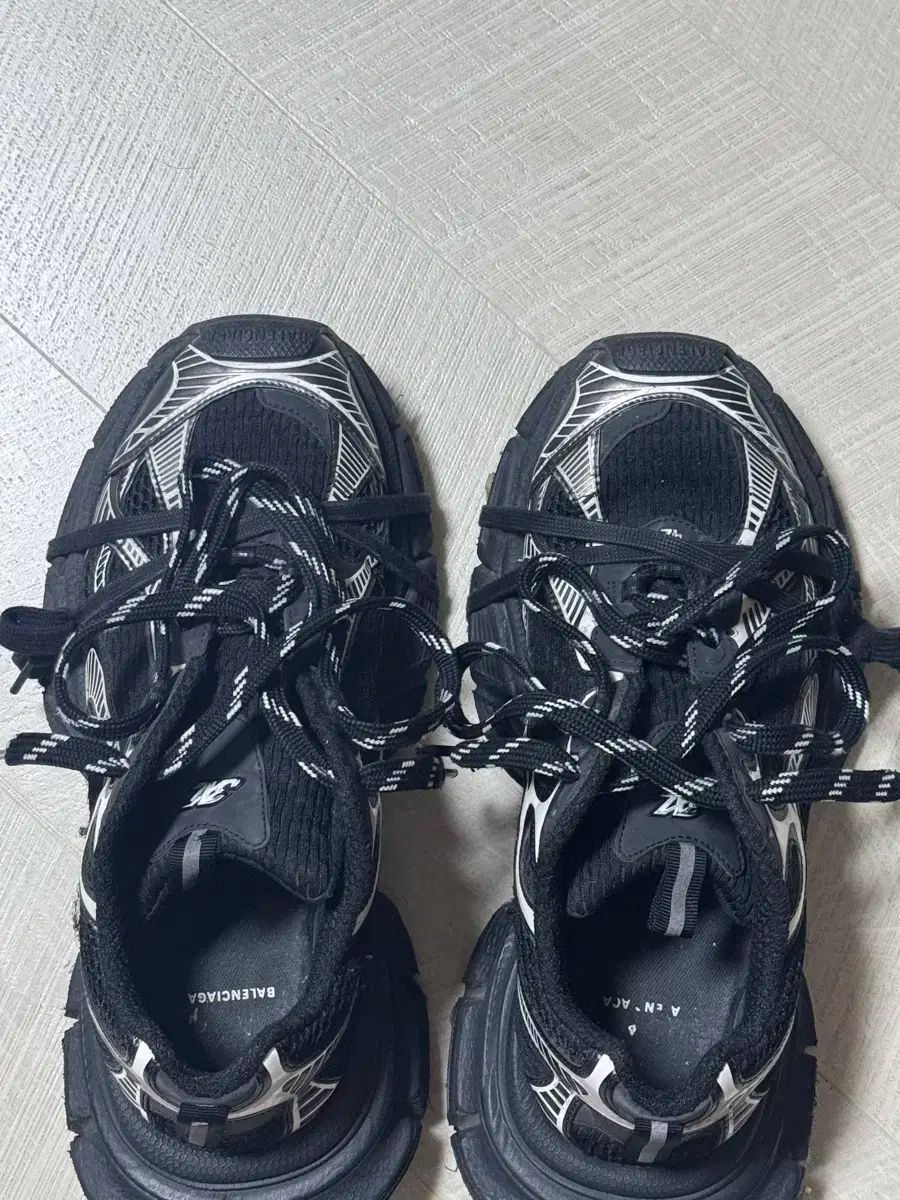 バレンシアガ 3 XL ブラック 42