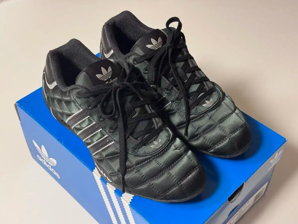 235 アディダス アディレーサー ロー ブラック シルバー メタリック