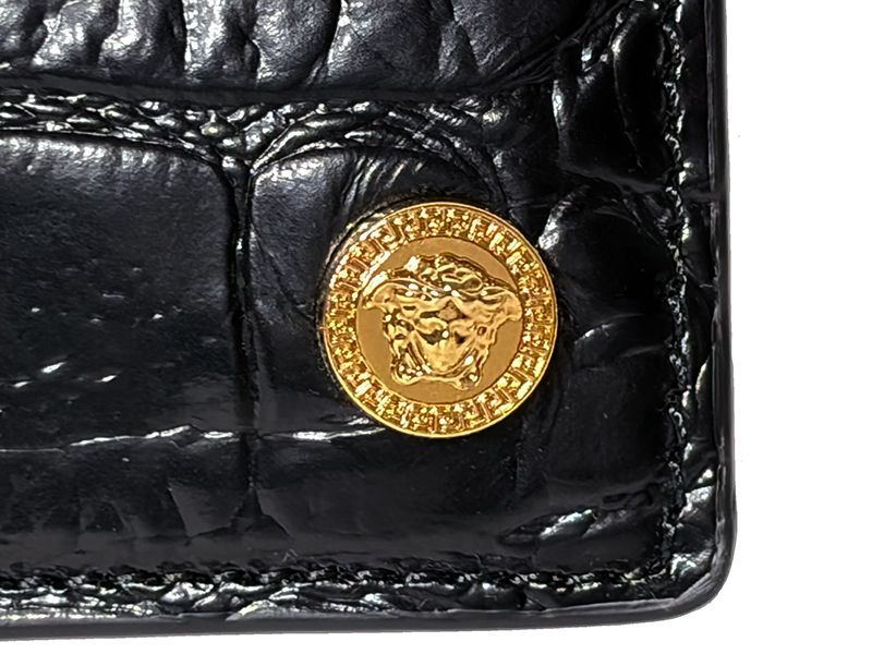 VERSACE ヴェルサーチェ 1006117 1A10501 1B00V BLACK ORO VERSACE GOLD BIFOLD WALLET ゴールド系 ラウンド グレカ メドゥーサ ビギー エンブレム 付き 型押し ブラックレザー 二つ折り財布 WWW_SMP1DAWEKUDUS_SCH_ID