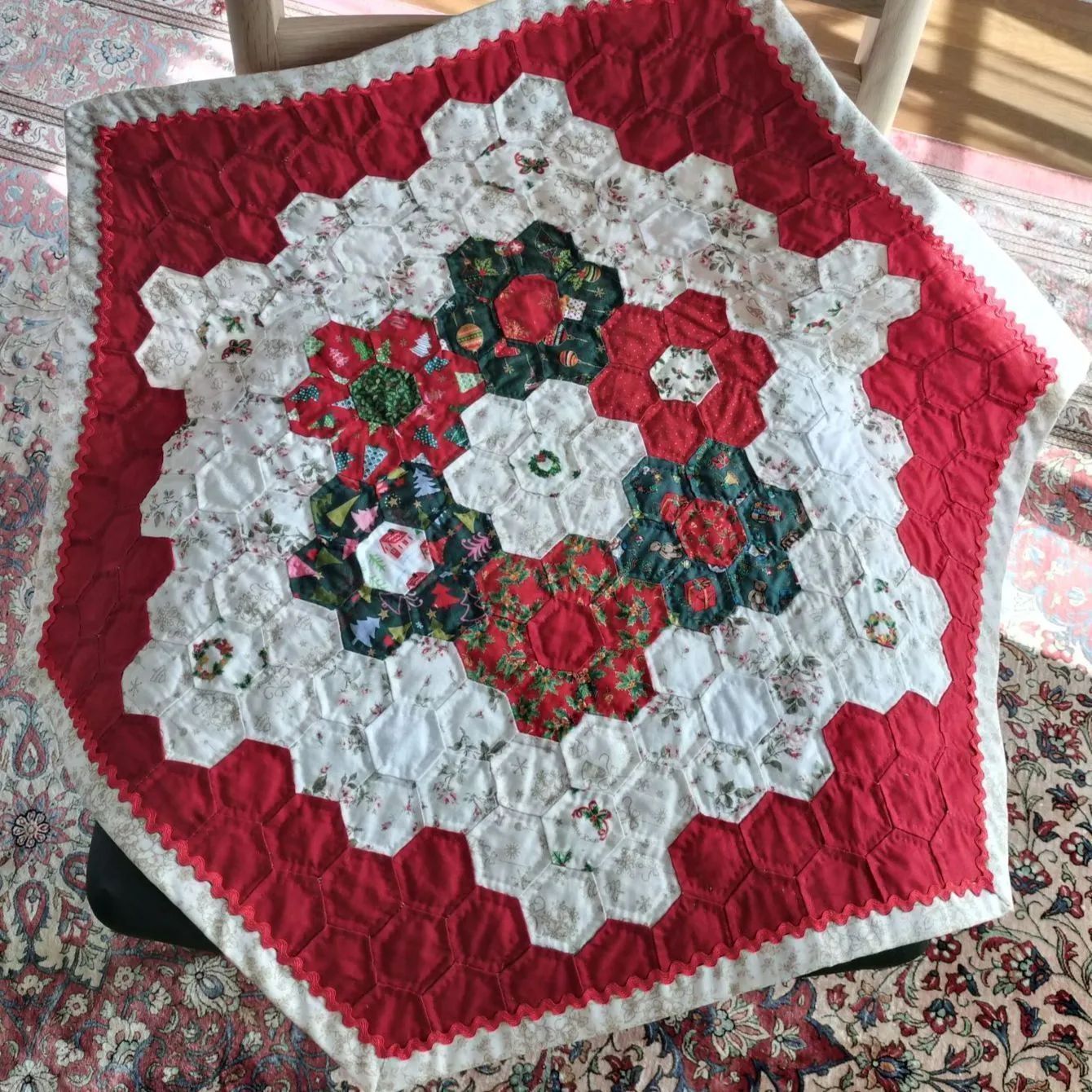 ヘキサゴンパッチワークキルトの🎄クリスマスタペストリー(約66cm㎝×78