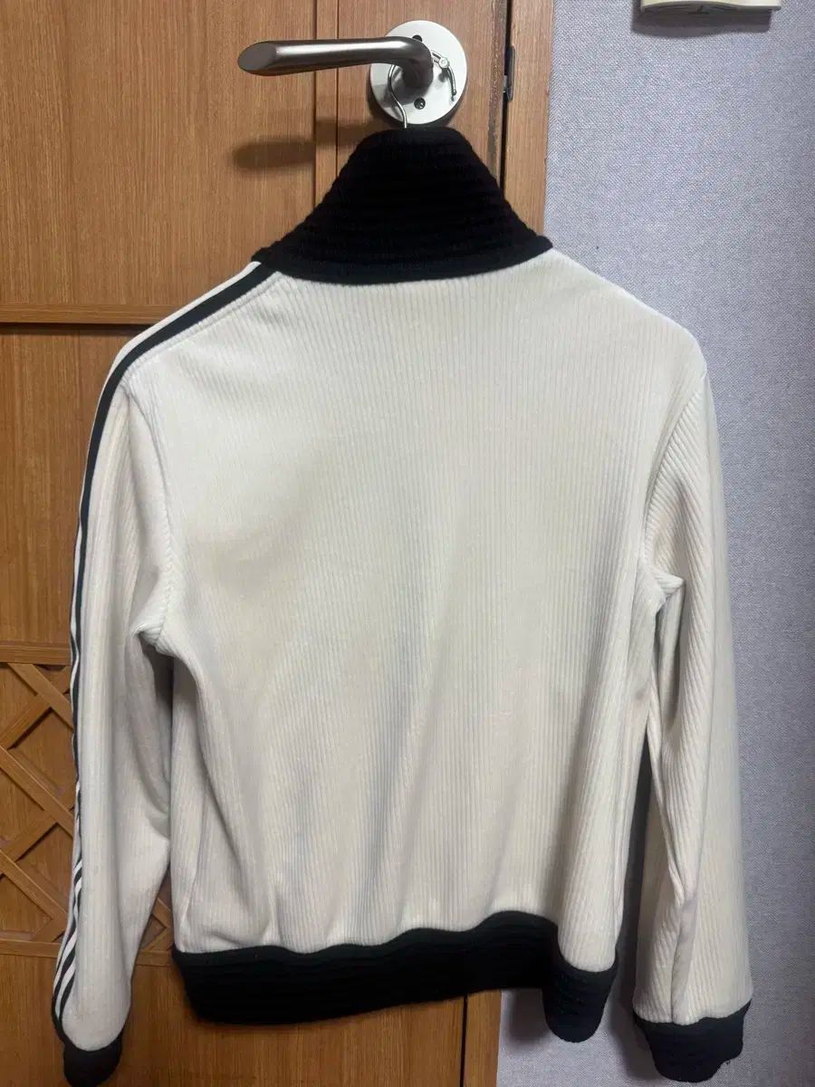アディダス 白 コーデュロイ トラック ジャケット