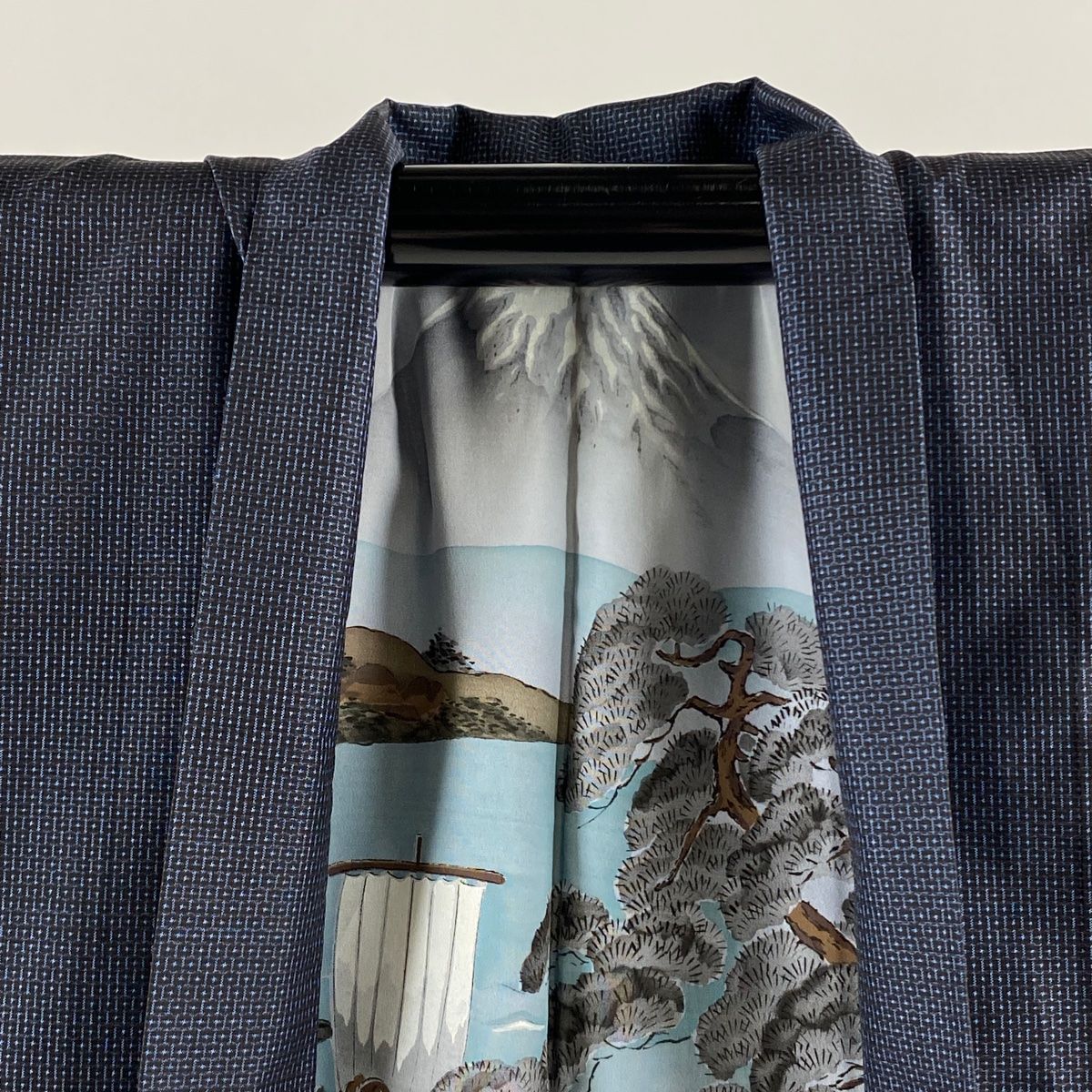 男着物 身丈97 cm 裄丈68 S 羽織 紬地 亀甲絣 紺色 正絹 秀品