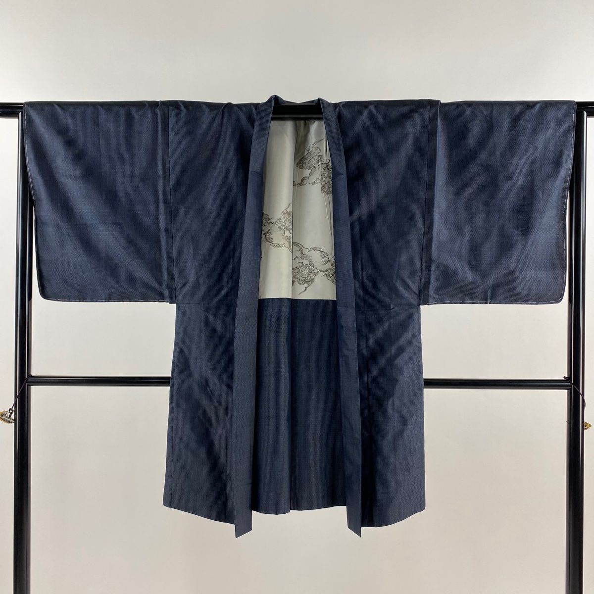  男着物 身丈97 5 cm 裄丈68 S 羽織 紬地 幾何学 濃紺 正絹 秀品 着物 着物 浴衣