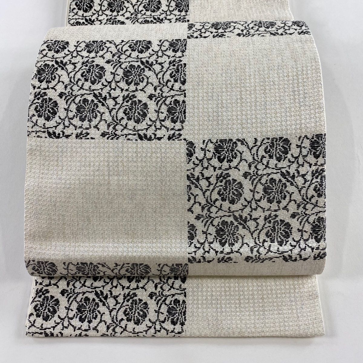 袋帯 秀品 花唐草 市松 箔 白 六通 正絹