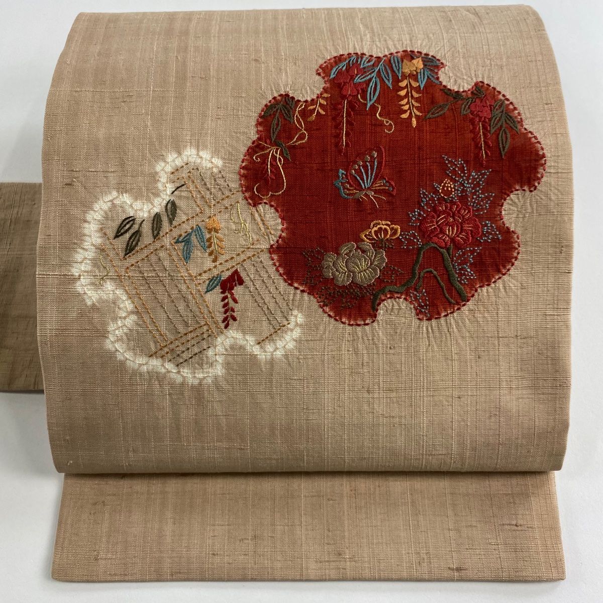 名古屋帯 秀品 紬地 草花 蝶 刺繍 絞り 薄茶色 正絹