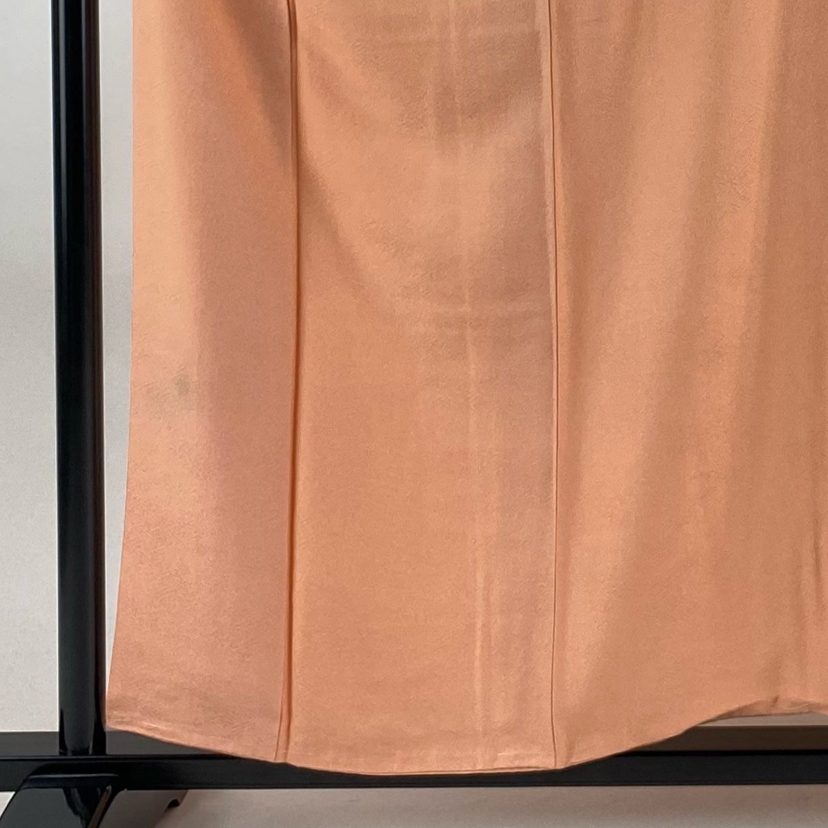 色無地 身丈157.5cm 裄丈64.5cm M 袷 押田正義 落款 地紋 サーモンピンク 正絹 秀品 一つ紋