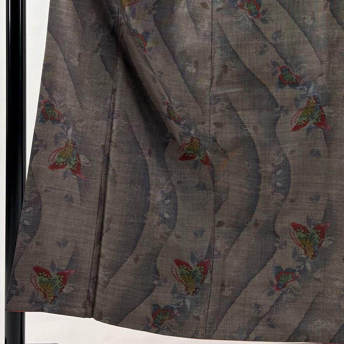 紬 身丈155cm 裄丈62cm S 袷 蝶 幾何学模様 焦茶色 正絹 秀品