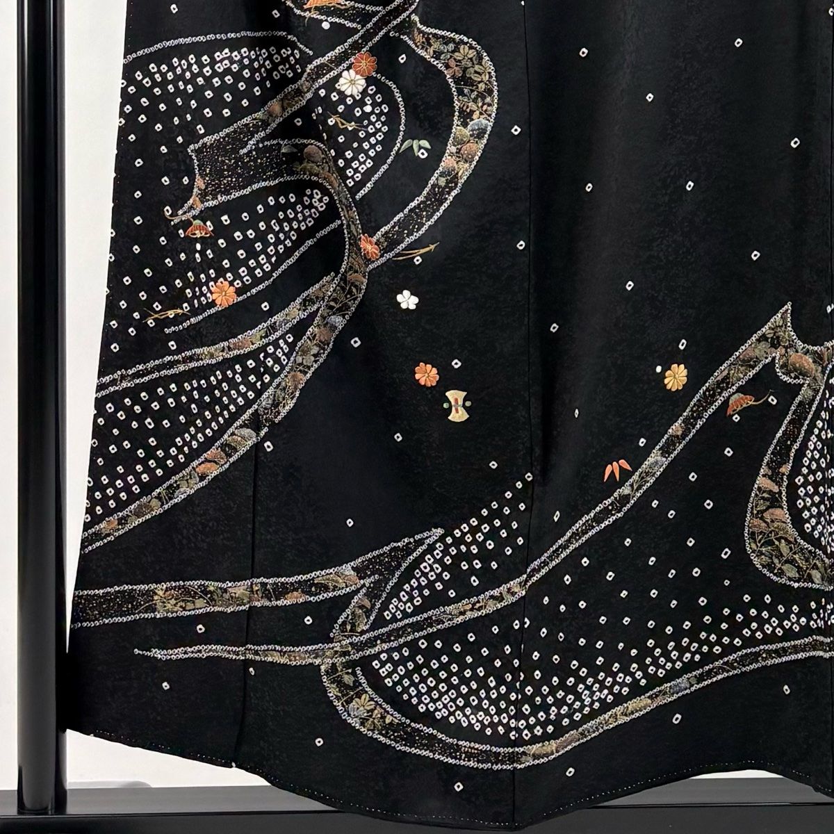 訪問着 身丈155cm 裄丈62cm S 袷 草花 宝尽くし 刺繍 絞り 黒 正絹 秀品