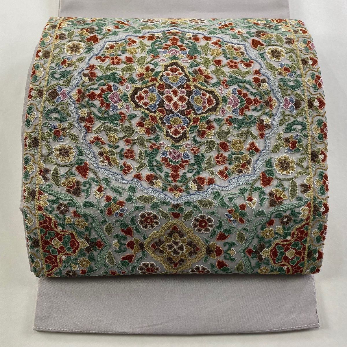 袋帯 関西仕立て 華文 花唐草 相良刺繍 灰色 お太鼓柄 正絹