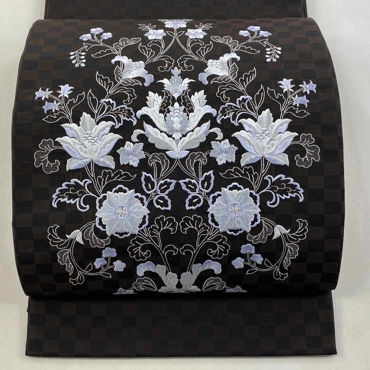 袋帯 草花 市松 刺繍 銀糸 焦茶色 お太鼓柄 正絹