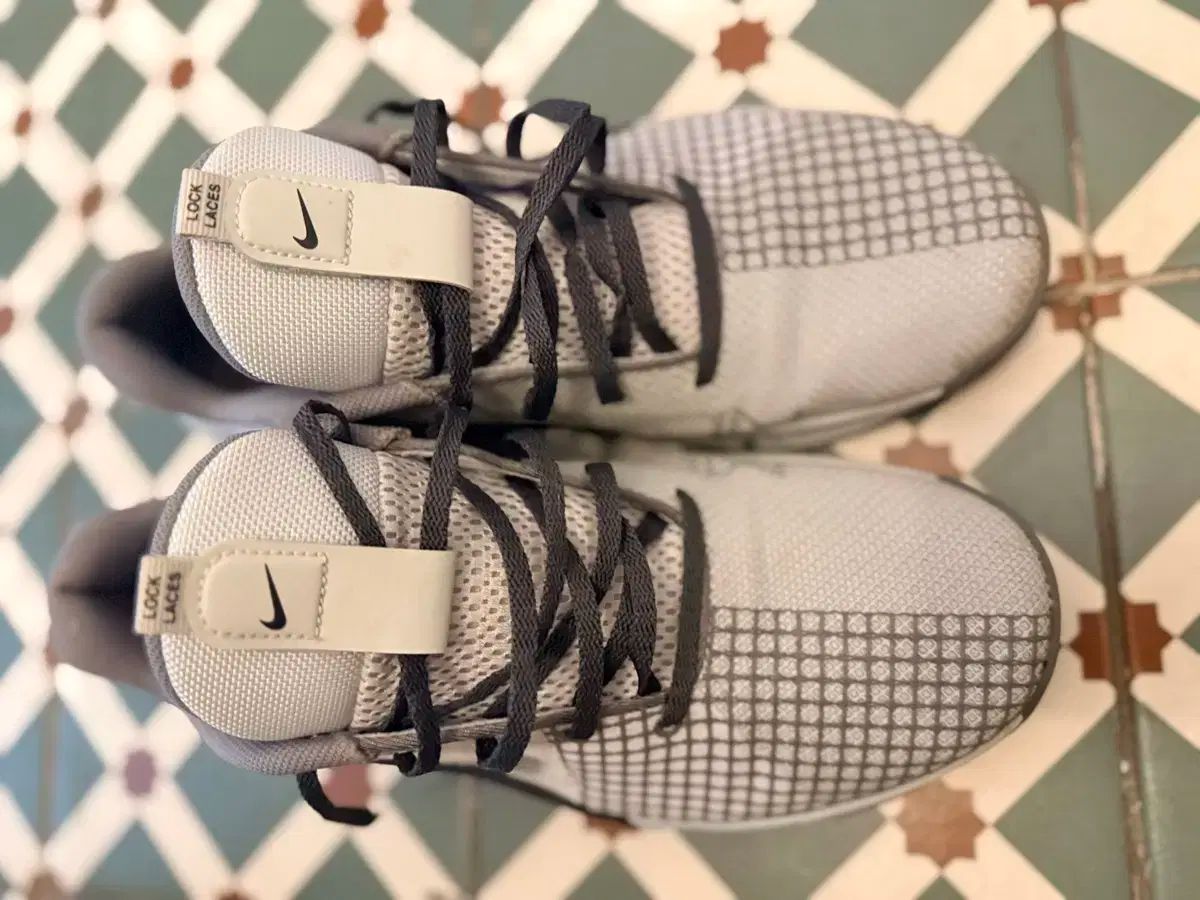 ナイキ メトコン グレー スニーカー サイズ27.5 OLIVEOS_COM_TR