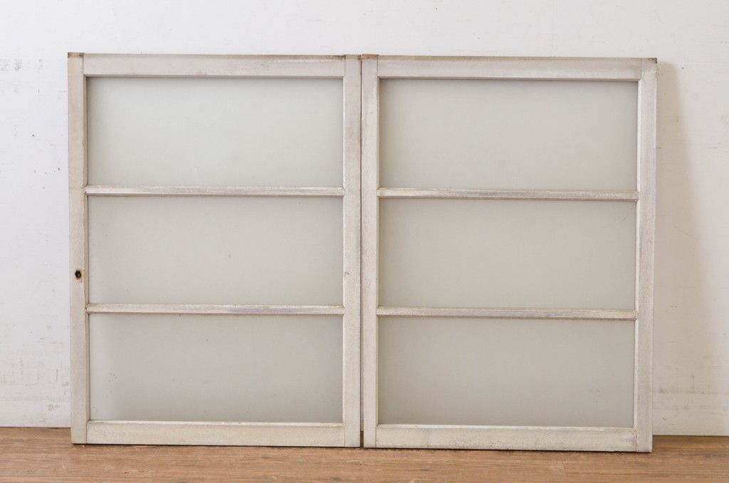 現状販売 横桟ガラス窓2枚セット アンティーク建具 レトロ 引き戸 ガラス戸 4~7営業日前後で発送 修理加工希望の方3ヶ月程で発送 R-064989