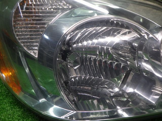 美品トヨタ純正 AZR60/65 ノア　後期 HIDヘッドライト右 美品トヨタ純正 AZR60⁄65 ノア 後期 HIDヘッドライト右 トヨタ 60系