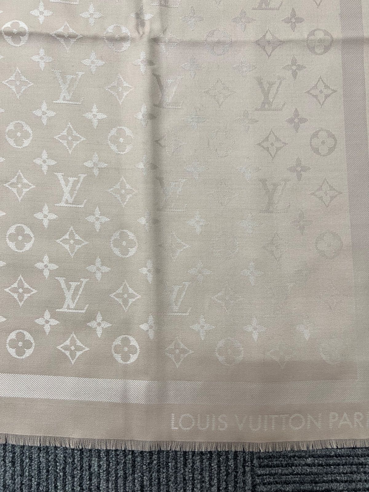 LOUIS VUITTON ルイヴィトン ショール・モノグラム シャイン