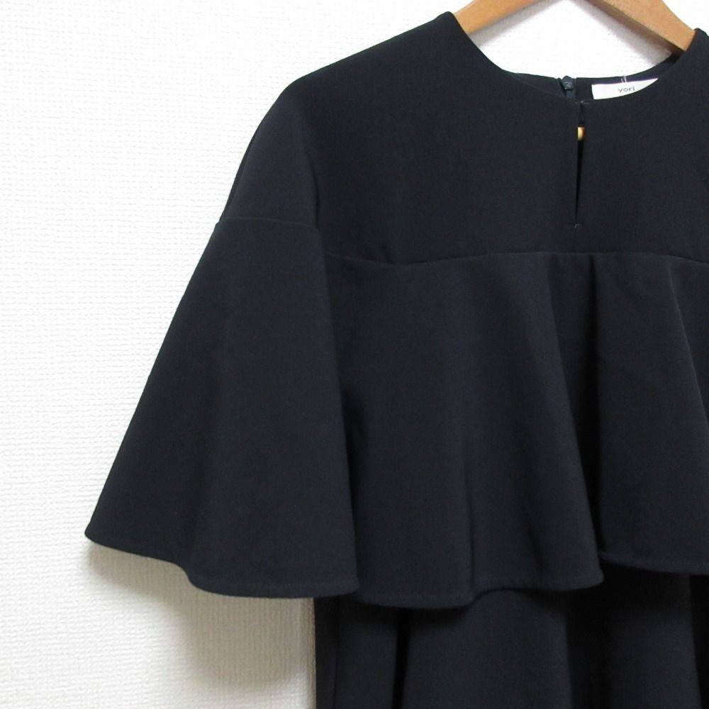 ヨリ キーネックフリルブラウス