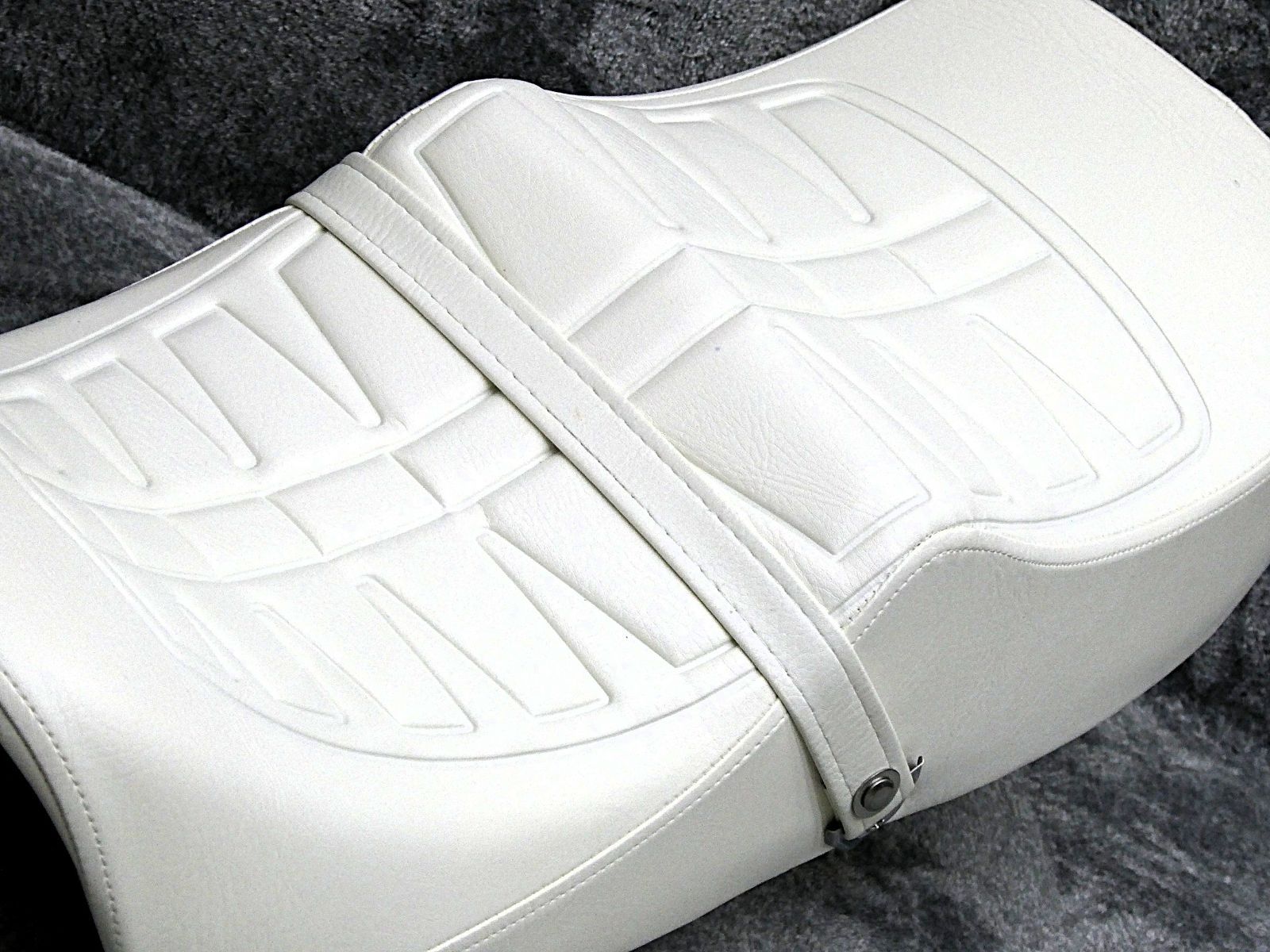 CB750F RC04白 純正タイプ シート 型押 完成品 あんこ抜き ローダウン CB750FB CB750FC CB900F外装 へっぽこ社長 タックロールシート 旧車 BRIGHTFACE_UK