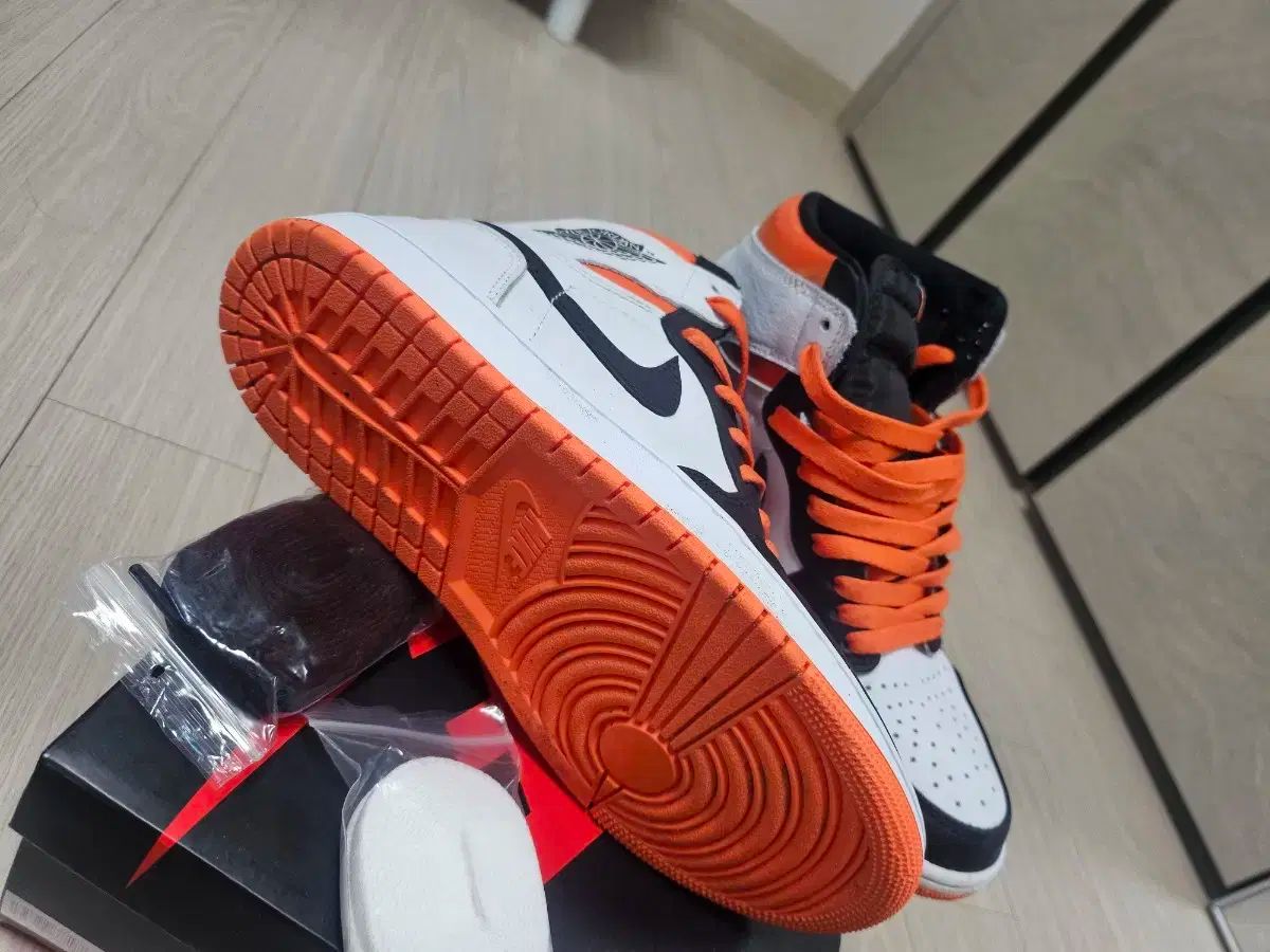 ジョーダン1 レトロハイOG エレクトロ オレンジ