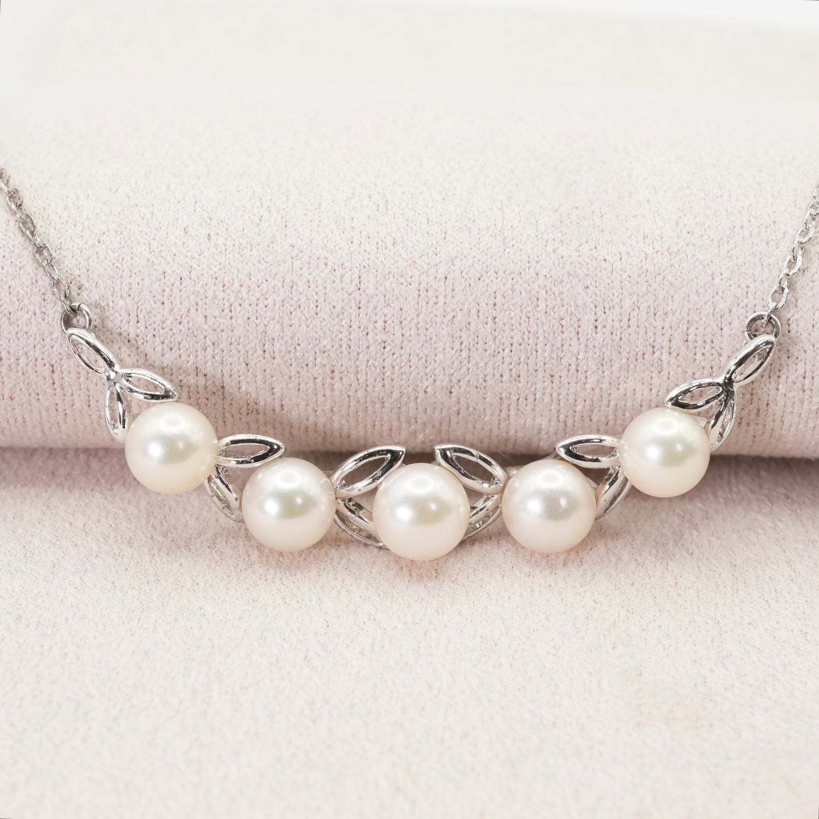 週末限定セール♪【美品】ミキモト きれいなパール3珠　リーフモチーフ　トップ ミキモト パール カーブ ライン コレクション リーフ ネックレス