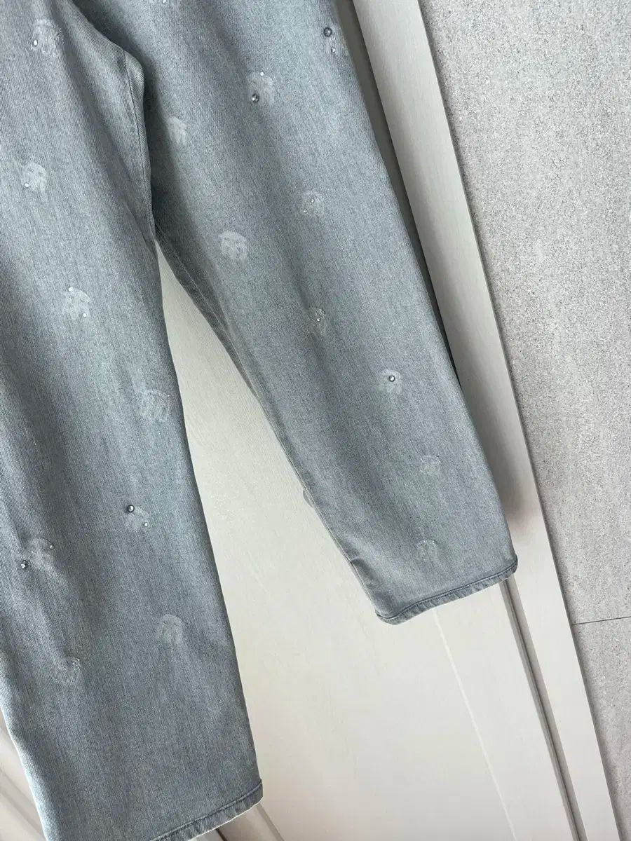 The HANDSOME TIME ロゴ テーパード デニムパンツ 44- キュービック グレーデニム DECORATOM_COM_BR