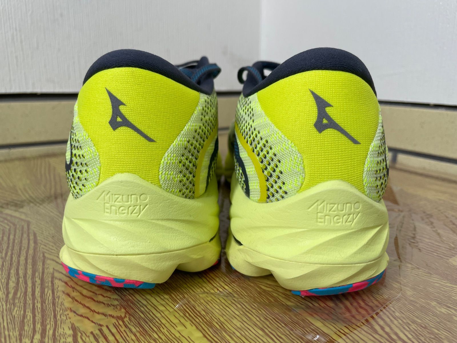 イエロー ランニングシューズ