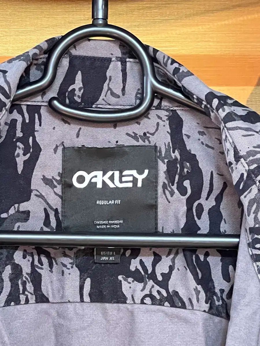 オークリー カモフラージュ Regular シャツ L XL
