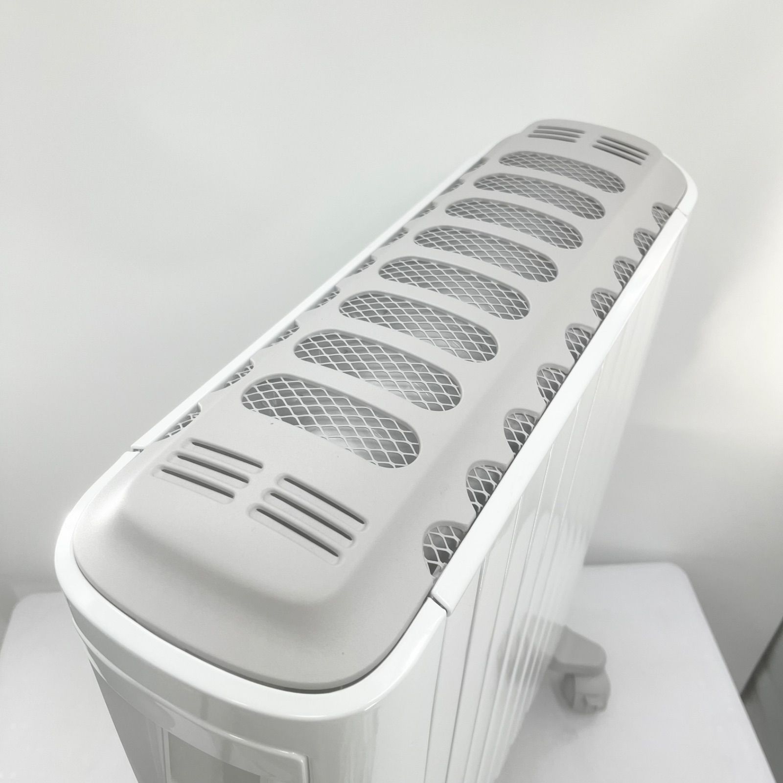 デロンギ DeLonghi ベルカルド オイルヒーター RHJ75V0915-GY 10〜13畳用 1500W ピュアホワイト×シルクグレー 目立った傷や汚れなし