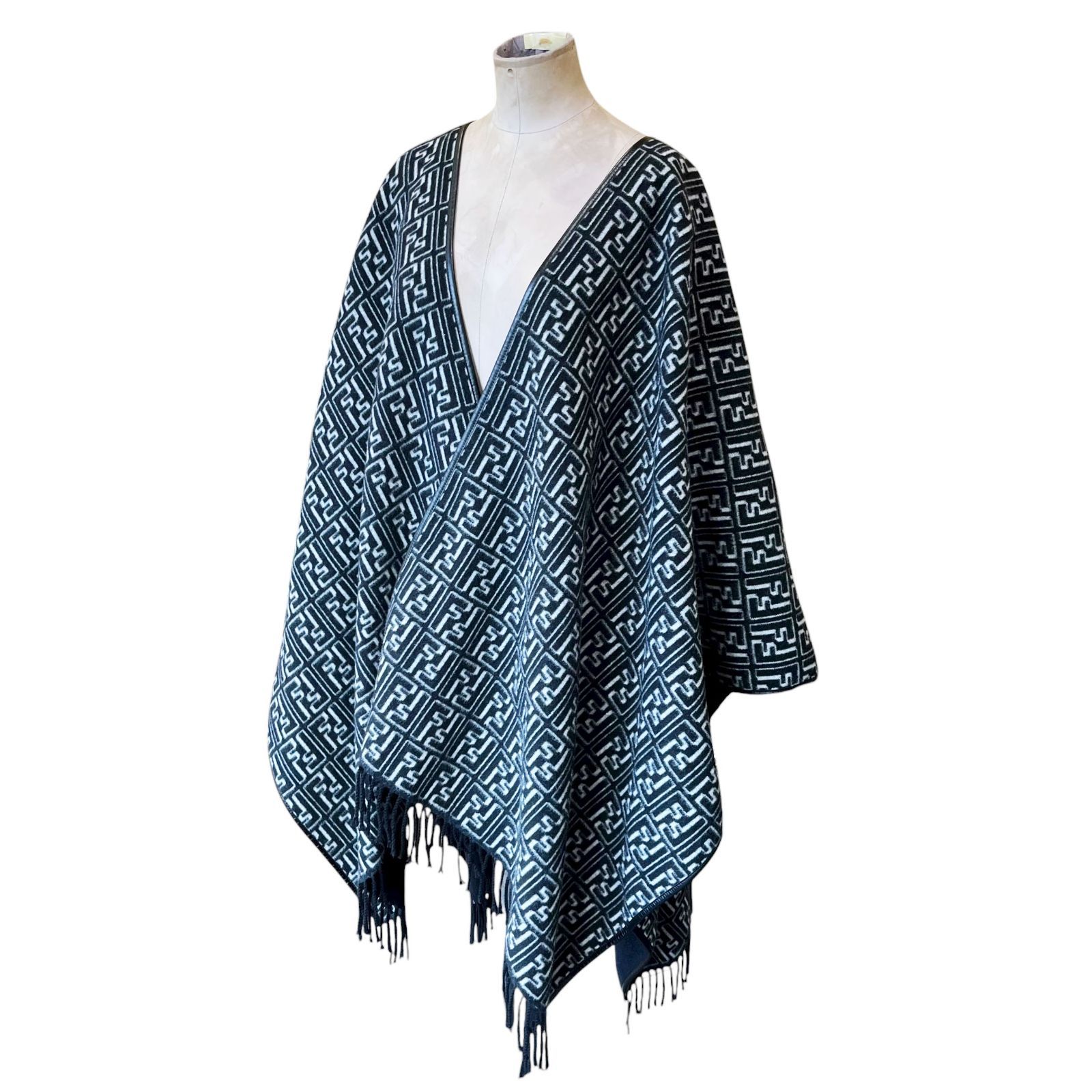 フェンディ FENDI ズッカ柄 フリンジポンチョ ブラック ワンサイズ ケープ ウール混 総ロゴ 防寒 ユニセックス