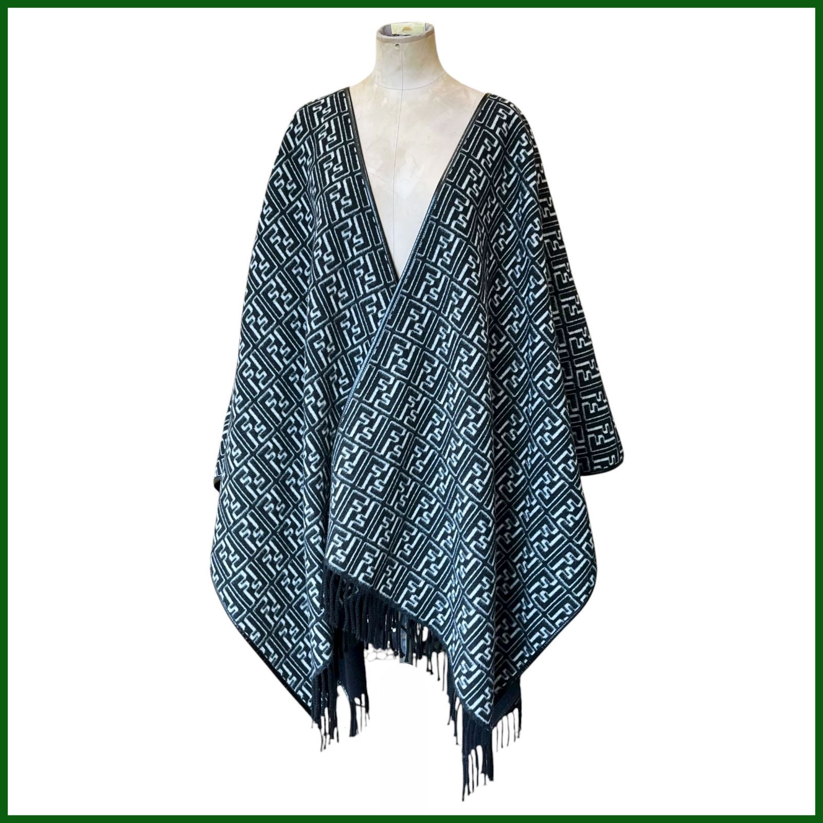 フェンディ FENDI ズッカ柄 フリンジポンチョ ブラック ワンサイズ ケープ ウール混 総ロゴ 防寒 ユニセックス