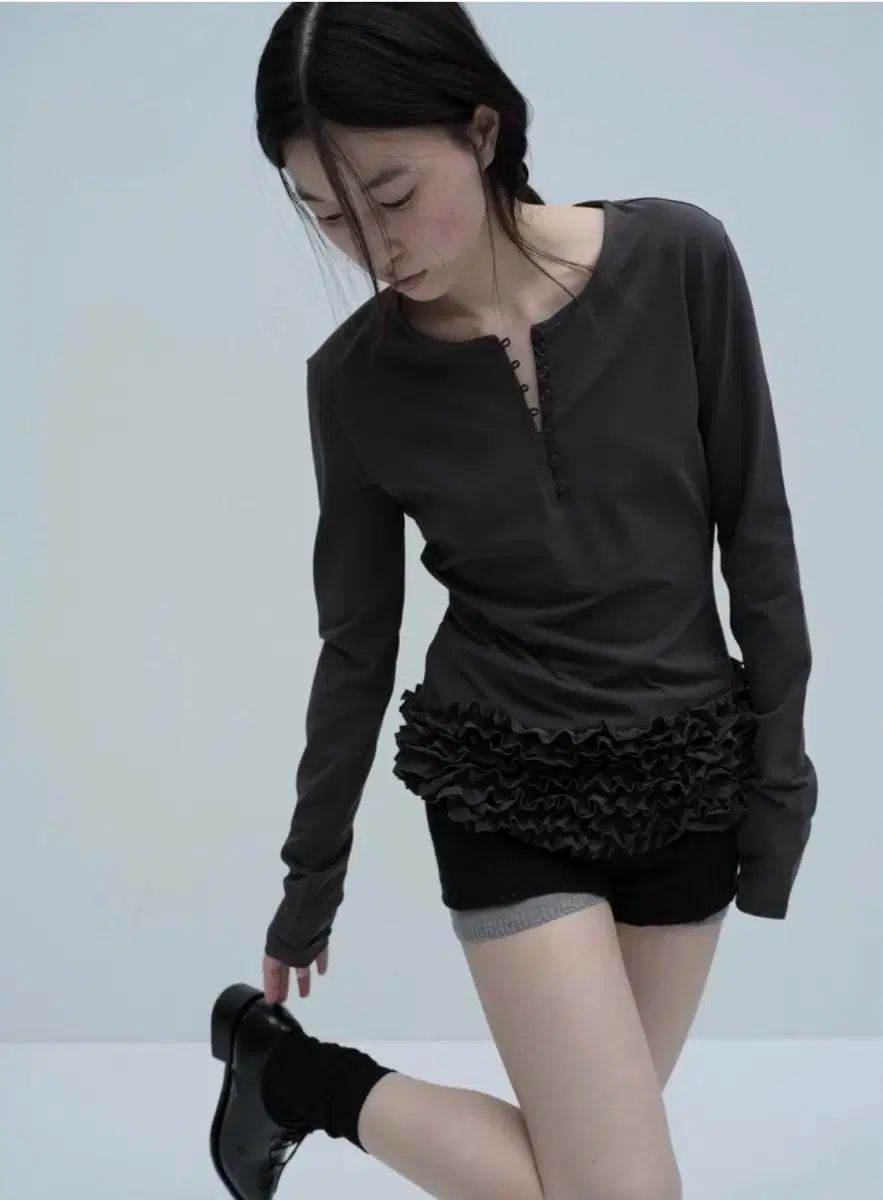 잡화룸 FRILL BUTTON TOP CHARCOAL
