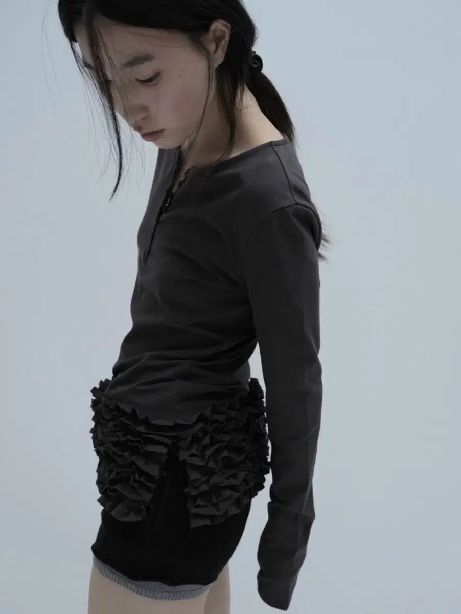  잡화룸 FRILL BUTTON TOP CHARCOAL 長袖 Tシャツ カットソー