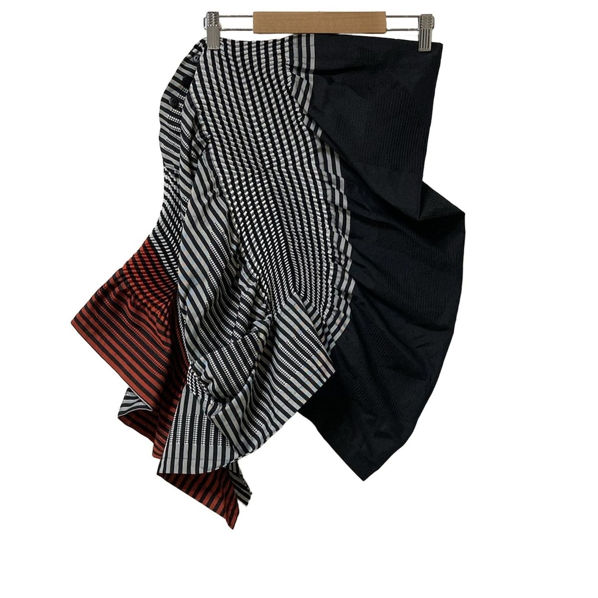 ISSEYMIYAKE イッセイミヤケ スカート サイズ2 M レディース - レッド×黒×グレー ひざ丈 ストライプ プリーツ 変形デザイン