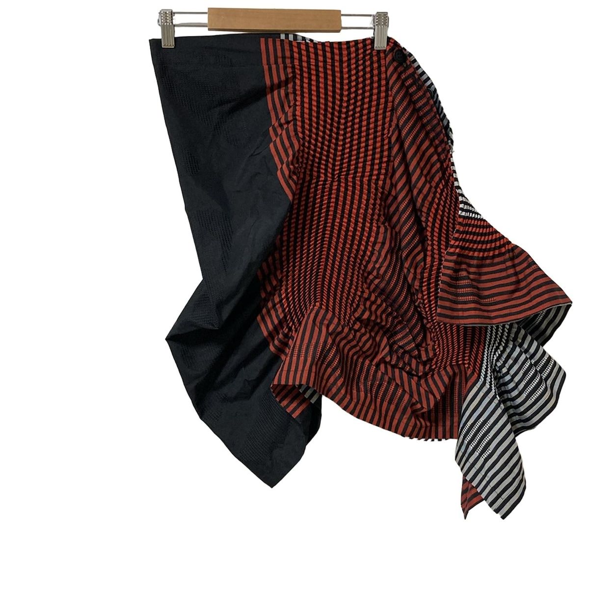 ISSEYMIYAKE イッセイミヤケ スカート サイズ2 M レディース - レッド×黒×グレー ひざ丈 ストライプ プリーツ 変形デザイン