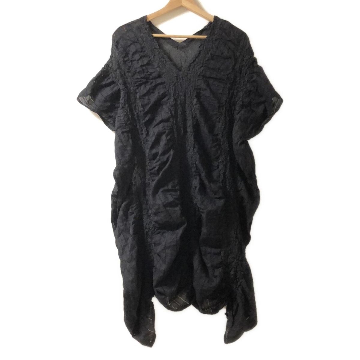 ISSEYMIYAKE イッセイミヤケ ワンピース サイズ2 M レディース - 黒 Vネック 半袖 ひざ丈 シワ加工