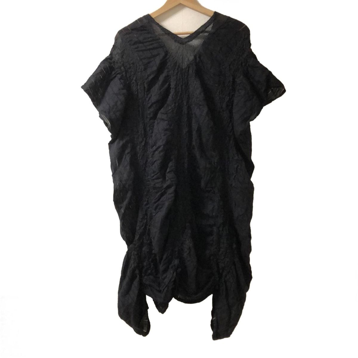 ISSEYMIYAKE イッセイミヤケ ワンピース サイズ2 M レディース - 黒 Vネック 半袖 ひざ丈 シワ加工