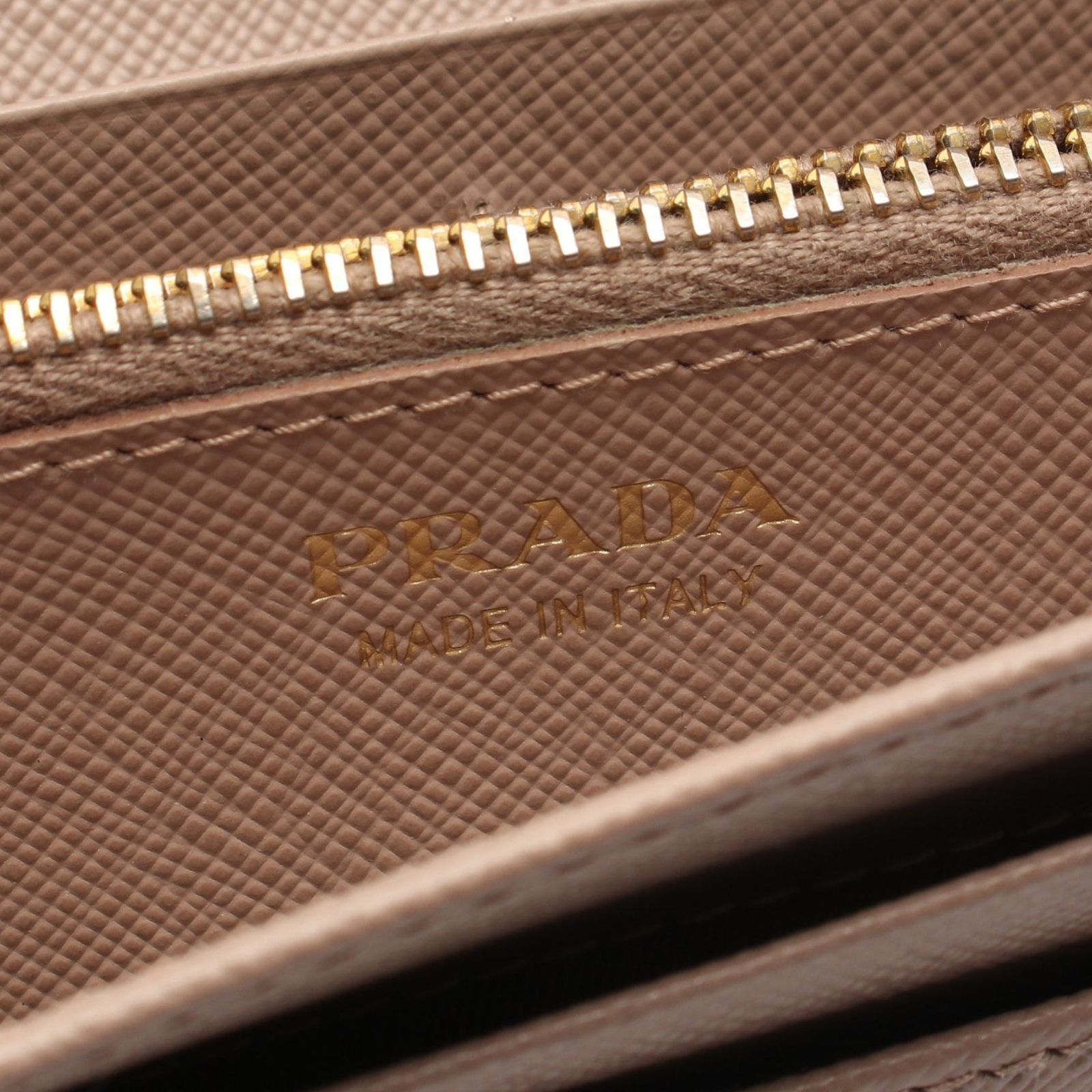 ピンクベージュ