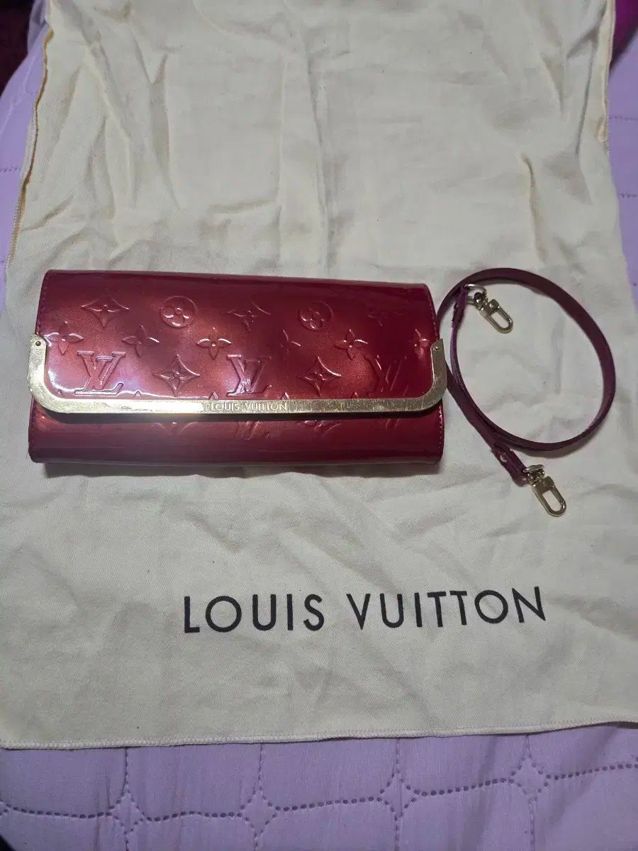 Louis Vuitton モノグラム ヴェルニ ジッピーウォレット ロスモア MM レッドワインCOLOR