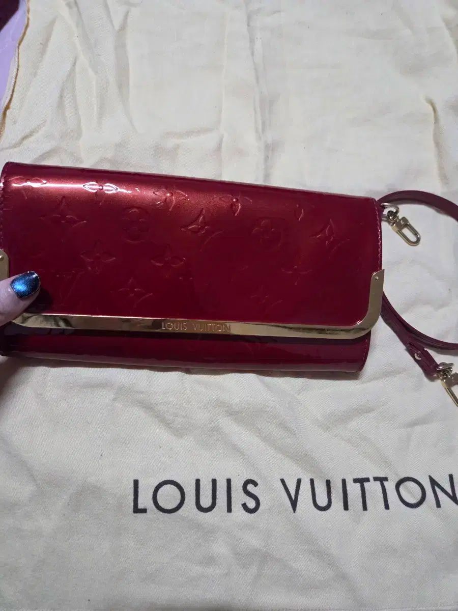 Louis Vuitton モノグラム ヴェルニ ジッピーウォレット ロスモア MM レッドワインCOLOR