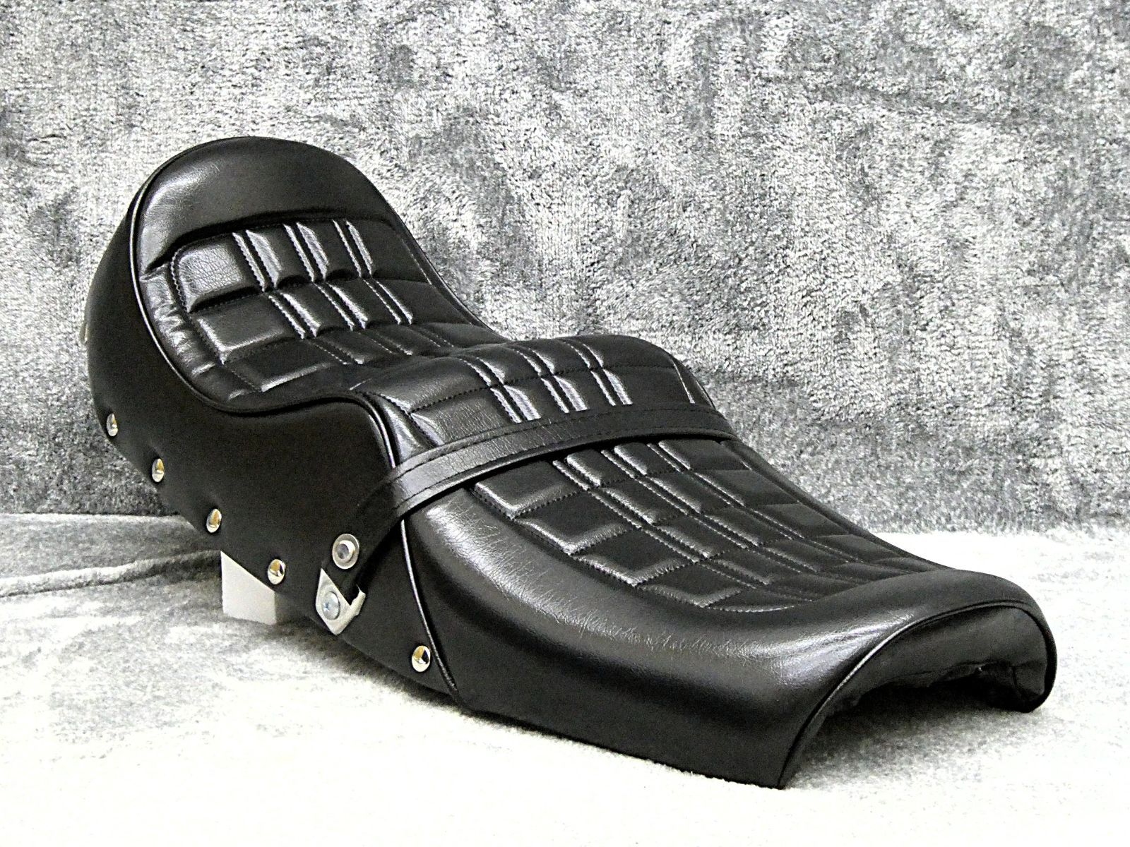 旧CB400F 鉄ベース 鋲打ち E4黒 カスタムシート チョビ三CB400fourヨンフォアあんこ抜き タックロールシート ローダウン へっぽこ社長 三段